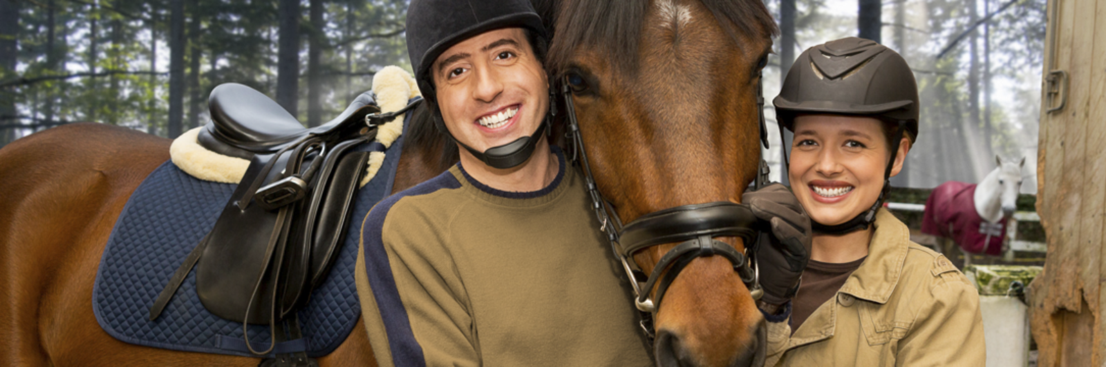 Um homem e uma mulher estão ao lado de um cavalo